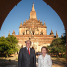 Kong Harald og Dronning Sonja ved den mektige Sulamuni pagodaen i Bagan. Foto: Heiko Junge / NTB scanpix